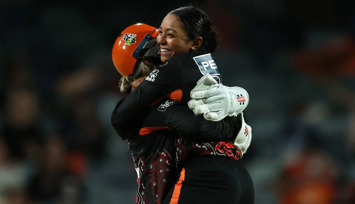 King and Ainsworth Shine as Scorchers Edge Out Renegades; Thunder's Knight-Bates Duo Impress
